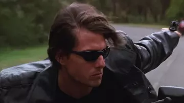 The Oakley sunglasses black of Ethan Hunt (Tom Cruise) in Mission : Impossible II