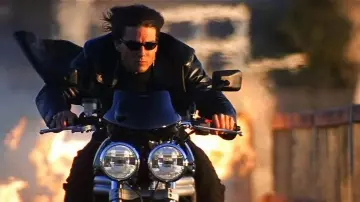 The Oakley sunglasses black of Ethan Hunt (Tom Cruise) in Mission : Impossible II