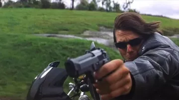 Les lu­nettes de so­leil Oak­ley noires portées par Ethan Hunt (Tom Cruise) dans le film Mission : Impossible II