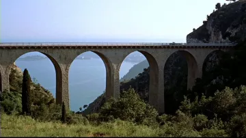 El puente de Eze en la RN 564 en La mano al cuello de Alfred Hitchock
