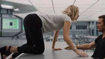 Les chaussures compensées noires de Aurora Lane (Jennifer Lawrence) dans Passengers