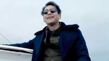 The mantle of Albert Hill (Luke Pasqualino) in Snatch S01E10