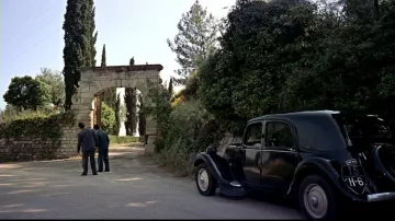 La entrada a la Villa de Stanford filmada en el bulevar Schley en Grasse en La mano del collar de Alfred Hitchcock