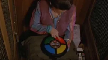 Le Simon Game de Mme Musquin (Josiane Balasko) dans Le père noël est une ordure