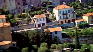 El pueblo provenzal le Bar-sur-Loup en la persecución del comienzo de La main au collet de Alfred Hitchcock