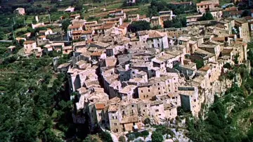The provencal village of Tourrettes-sur-Loup in the pursuit of the beginning of The hand in the collar of Alfred Hitchcock