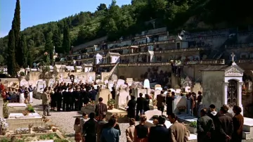 El antiguo cementerio de Cagnes-sur-mer en La mano del collar de Alfred Hitchcock