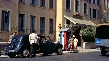 The office of the commissioner of police from Nice in The hand at the collar of Alfred Hitchcock