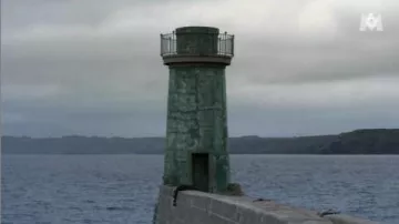 El fanal verde (repintado de blanco en 2013) del puerto de Camaret-sur-mer, Faro del pescador en el libro V de Kaamelott