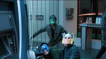 Le masque de Hulk porté par un des braqueurs dans Spider-Man : Homecoming