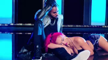 Le manteau de pluie "The “Swalla" de Jason Derulo dans son clip Swalla