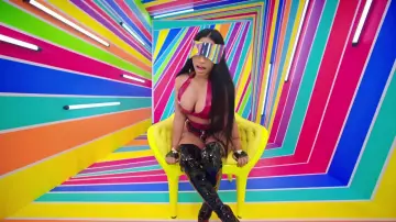 The sunglasses of Nicki Minaj in the clip Swalla of Jason Derulo