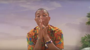 La camisa de Gucci usada por Pharell Williams en el video musical Feels de Calvin Harris