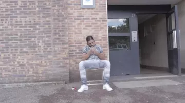 Les sneakers blanches Louis Vuitton de N.O.S dans le clip Dans ta rue de PNL