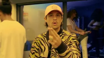 Gorra del zoológico del Sena de Nekfeu en el clip J'aurait pas de S-Crew