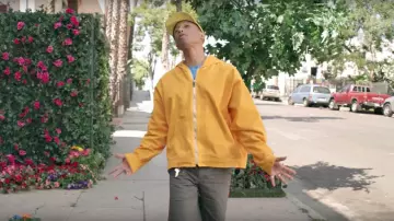 Le coupe-vent jaune de Pharell Williams dans son Clip Yellow Light