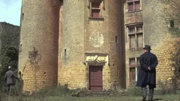 The castle in the ruins of Jean Gabin in The Tattooed with Louis de Funès