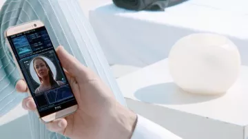 The smartphone HTC One in the clip Boum Boum Boum by Mika