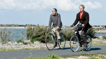La piste cyclable entre Ars-en-Ré et Les Portes-en-Ré dans Alceste à bicyclette (Fabrice Luchini et Lambert Wilson)
