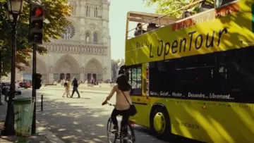 Catedral de Notre Dame de París en Girl en bicicleta (Louise Monot)