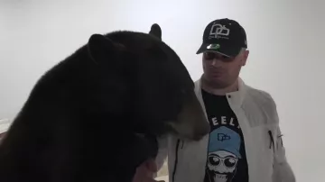 La camiseta negra de Jul "Beely" en su video musical de Beely