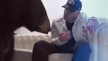 La gorra de oro y platino de Jul en su clip Beely