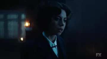 Barra de corbata en forma de Twizzler de Lenny Busker (Aubrey Plaza) en Legion S01E05