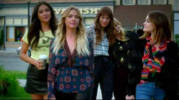 Le chemisier multicolore Alice + Olivia d'Aria Montgomery (Lucy Hale) dans Pretty Little Liars S07E20