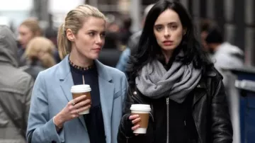 trench-coat bleu porté par Patricia Walker / Trish (Rachael Taylor) dans les tenues de la série télévisée The Defenders de Marvel (saison 1 épisode 1)