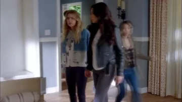 Chaqueta vaquera Rag & Bone de Hannah Marin (Ashley Benson) en Pretty Little Liars S7E20