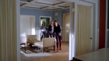 Les bottines rouges Paul Smith d'Aria Montgomery (Lucy Hale) dans Pretty Little Liars S7E20