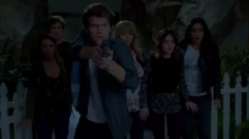 Le pull Veronica Beard d'Aria Montgomery (Lucy Hale) dans Pretty Little Liars S7E20