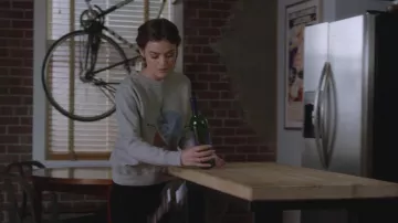 Aria Montgomery (Lucy Hale) Isabel Marant suéter visto en Pretty Little Liars S7E20