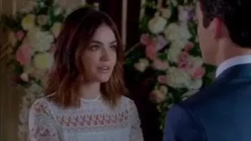 Vestido de novia de Aria Montgomery (Lucy Hale) visto en Pretty Little Liars S7E20