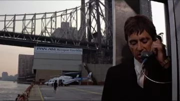 La cabine téléphonique proche du Queensboro Bridge à Manhattan à New York dans Scarface