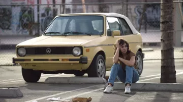Ruth (Alison Brie) Volkswagen Golf I coche en GLOW