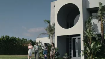 The villa Circles On the Point of Sebastian ‘Bash’ Howard (Chris Lowell) in GLOW