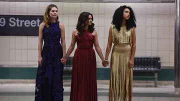 Vestido dorado de Kat (Aisha Dee) en The Bold Type