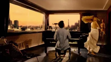 L'appartement avec vu sur Paris dans Gainsbourg vie héroïque (Eric Elmosnino et Laetitia Casta)