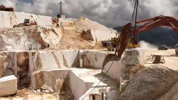 Les carrières de marbre de Carrare en Toscane dans la course-poursuite de Quantum of Solace