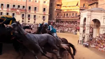 La course de chevaux sur la Piazza del Campo de Sienne en Toscane dans Quantum of Solace