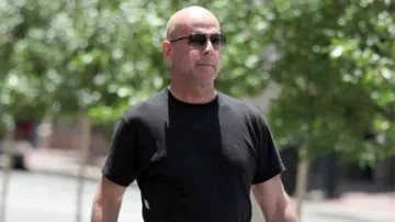 The sunglasses Ic! Berlin Mike Cella (Bruce Willis) in Fire with Fire : Vengeance by fire