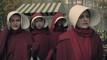 The cuff of Offred / June (Elisabeth Moss) in The Handmaid''s Tale : The Handmaid's tale