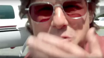 Gafas de sol Randolph con lentes rojas usadas por Barry Seal (Tom Cruise) en American Made