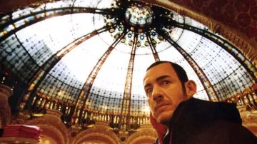 Les Galleries Lafayette Haussman à Paris dans Micmacs à tire-larigot (Dany Boon)