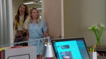 La robe chemise bleue de  Kelsey Peters (Hilary Duff) dans Younger S04E01