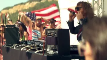 Equipment DJ Pioneer-David Guetta in his clip Without You