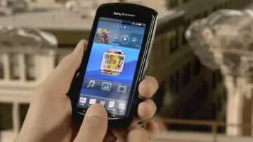 The Sony Ericsson smartphone Xperia Play in the clip Where Them Girls At de David Guetta