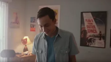le poster du film Plan 9 from Outer Space dans la chambre d'Ethan (Logan Miller) dans The Good Neighbor
