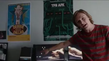 El póster de Debbies hace dallas visto en la habitación de Ethan (Logan Miller) en El buen vecino
